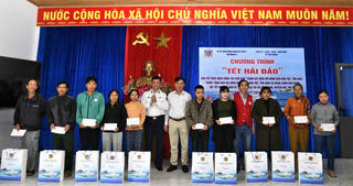 Quảng Nam: Hải đoàn 21 tặng quà cho bà con ở xã Trà Giang