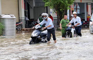 Triều cường dâng cao, người dân chật vật di chuyển