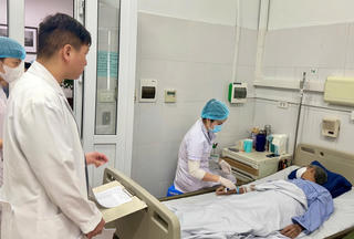 Người đàn ông bị tăm tre 5 cm xuyên thủng gan vì thói quen ngậm tăm