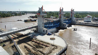 Đồng bằng sông Cửu Long vượt qua hạn mặn nhờ những 'lá chắn' ngăn mặn, trữ ngọt