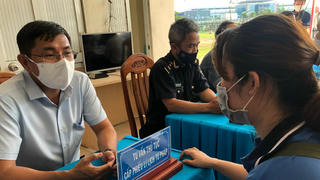 Giữ chân cán bộ, công chức 'quá tải công việc, lương thấp'