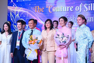 Bản hòa ca của áo dài, lụa tơ tằm và thương mại quốc tế