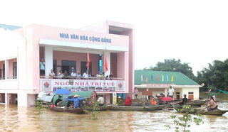 'Thành lũy' của người dân sống trong vùng tâm lũ