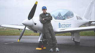 17 tuổi, một mình bay vòng quanh thế giới trong 5 tháng