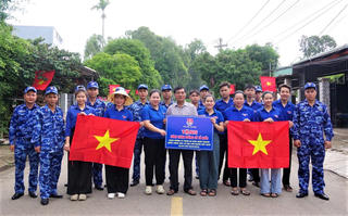 Đà Nẵng: “Đường cờ tháng Tám” của Cảnh sát biển rực rỡ dưới nắng vàng