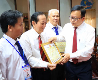 Tôn vinh, biểu dương 100 gương điển hình tiêu biểu