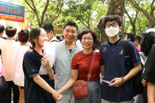 Kết thúc bài thi môn Toán vào 10, thí sinh, phụ huynh như 'trút được gánh nặng’