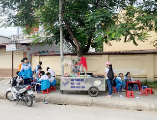Hàng rong trước cổng trường: Phụ huynh bày tỏ sự bất an 