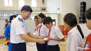 Cảnh sát biển trao học bổng cho trẻ em nghèo vượt khó, học giỏi