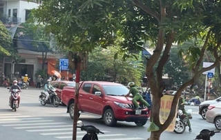 Thái Bình: Ô tô vi phạm bỏ chạy khi một cảnh sát đang đu bám trên nắp capo