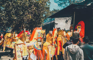 Hà Tĩnh: Hàng trăm con ngựa giấy ‘khủng’ được đốt để cầu tài lộc