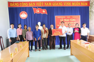 Tặng kinh phí xây dựng 5 nhà Đại đoàn kết tại huyện vùng sâu M’Drắk