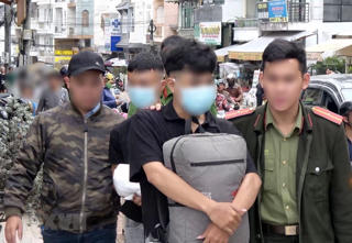 Bắt 2 đối tượng dán tờ rơi có nội dung khiêu dâm trên kính xe ôtô