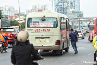 Hà Nội: Xe dù, bến cóc như 'mở hội' trên đường Phạm Hùng
