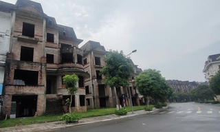 Biệt thự, nhà liền kề bỏ hoang la liệt, giá vẫn “trên trời”