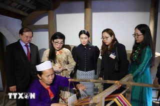 Phu nhân Thủ tướng Singapore tìm hiểu văn hóa Việt Nam tại Bảo tàng Dân tộc học
