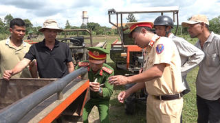 Đắk Nông: Hàng trăm xe máy cày được dán decal phản quang phòng ngừa tai nạn giao thông