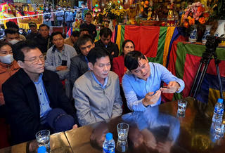 Hà Tĩnh: Gia đình ‘thủ nhang’ bàn giao chìa khoá đền Chợ Củi