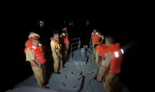 [VIDEO] Trắng đêm tìm kiếm cứu nạn vụ trực thăng rơi trên biển