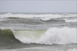 Xuất hiện vùng áp thấp trên Biển Đông, cảnh báo thời tiết nguy hiểm