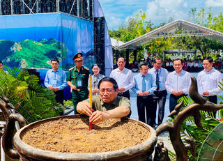 Thủ tướng Phạm Minh Chính dâng hương tưởng niệm các anh hùng liệt sĩ tại Nghĩa trang Hàng Dương Côn Đảo