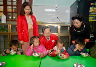 Chăm lo bữa ăn cho học sinh ở điểm trường vùng cao