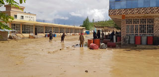 Afghanistan 'mắc kẹt' trong khó khăn