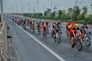 Bất chấp nguy hiểm, từng đoàn xe đạp ngang nhiên đi vào làn tốc độ 80 km/h dành cho ô tô
