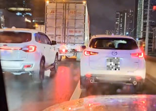 Tài xế Mazda đi vào làn dừng khẩn cấp không nhường đường xe ưu tiên bị xử phạt