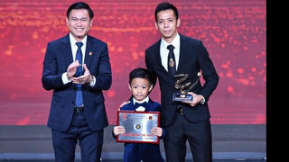 Nguyễn Văn Quyết nhận danh hiệu Cầu thủ xuất sắc nhất V.League 2022