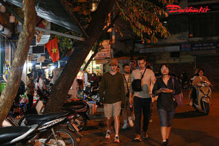 Vỉa hè Hà Nội: Khi người đi bộ bị 'ép' di chuyển dưới lòng đường