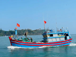 Ngư dân vươn khơi mùa biển mới