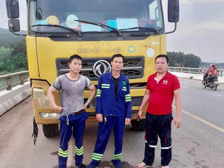 Bốn người đàn ông cứu sống 3 mẹ con nhảy cầu tự tử