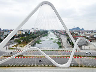 Cây cầu tạo điểm nhấn trong lòng di sản