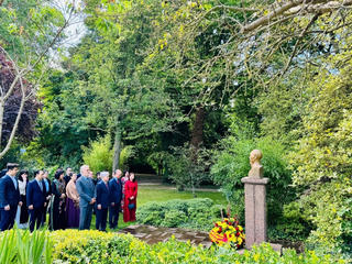 Chủ tịch Ủy ban Trung ương MTTQ Việt Nam dâng hoa tại tượng Bác Hồ ở Pháp