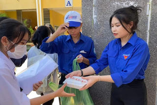 Những suất cơm ấm lòng ‘sĩ tử’ vùng cao ở Quảng Ngãi
