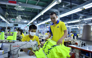 Da giày, dệt may đang xoay xở trong khó khăn