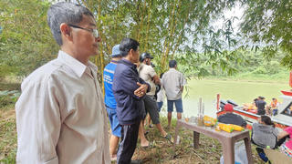 Vụ xe chở rác rơi xuống sông: Mong phép màu đến với nạn nhân