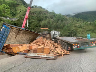 Giao thông lên Cửa khẩu Quốc tế La Lay vẫn ách tắc sau vụ lật xe chở gỗ