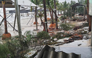 Huế: Triều cường dâng cao, nhiều hàng quán bị sóng đánh sập, học sinh nghỉ học