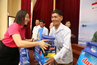 Cùng ngư dân Hà Tĩnh thắp sáng đèn trên biển