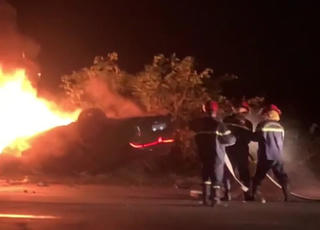 Xe ô tô chở 3 người tông vào cột điện rồi lật ngửa, bốc cháy dữ dội trong đêm