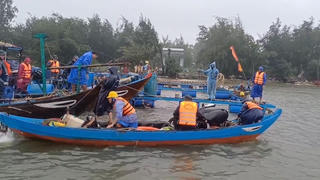 Trục vớt thành công chiếc phà chở 14 người bị chìm dưới sông Trường Giang