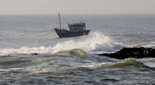 Thuyền cá đang vào bờ bất ngờ bị hỏng máy, mất liên lạc
