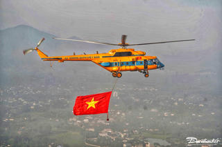 Chiêm ngưỡng trực thăng thao luyện kéo cờ Đảng, cờ Tổ quốc trên bầu trời Thủ đô