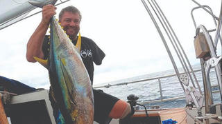 Người đàn ông một chân một tay đi vòng quanh thế giới