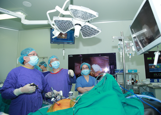 Bệnh viện gấp rút mua sắm vật tư, hóa chất