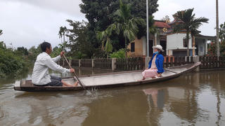 Thừa Thiên - Huế: Nhiều nơi ngập sâu, người dân đi lại bằng thuyền