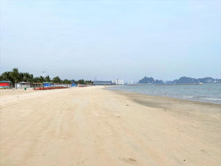 Rác phao xốp trên bãi biển Hạ Long đã được thu dọn