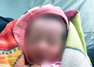 Quảng Bình: Bé gái sơ sinh khoảng 10 ngày tuổi bị bỏ rơi trong đêm bên vệ đường